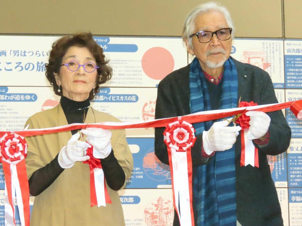 　テープカットを行う倍賞千恵子（左）と山田洋次監督