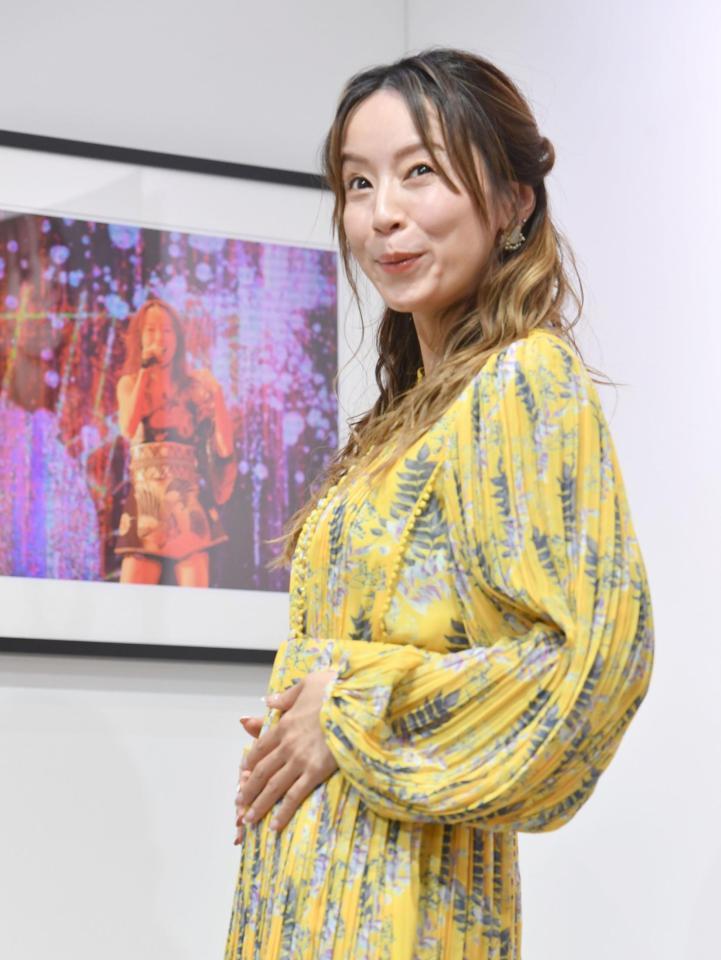 写真展を開催した第３子を妊娠中の鈴木亜美＝都内（撮影・佐々木彰尚）