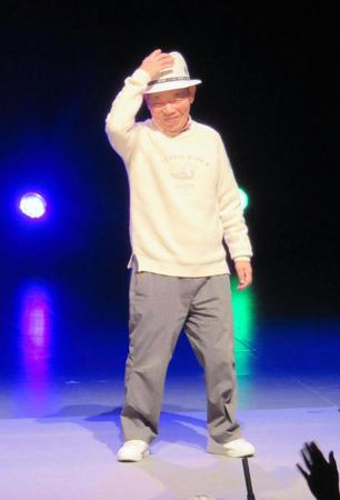 　気合いの私服でランウェイを歩き決めポーズの池乃めだか＝大阪市内