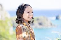 沖縄やんばる地域で生まれ育った小学生の暢子（稲垣来泉）