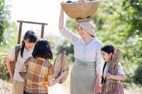 比嘉家の女性たち。左から、長女・良子（土屋希乃）、次女・暢子（稲垣来泉）、母・優子（仲間由紀恵）、三女・歌子（布施愛織）