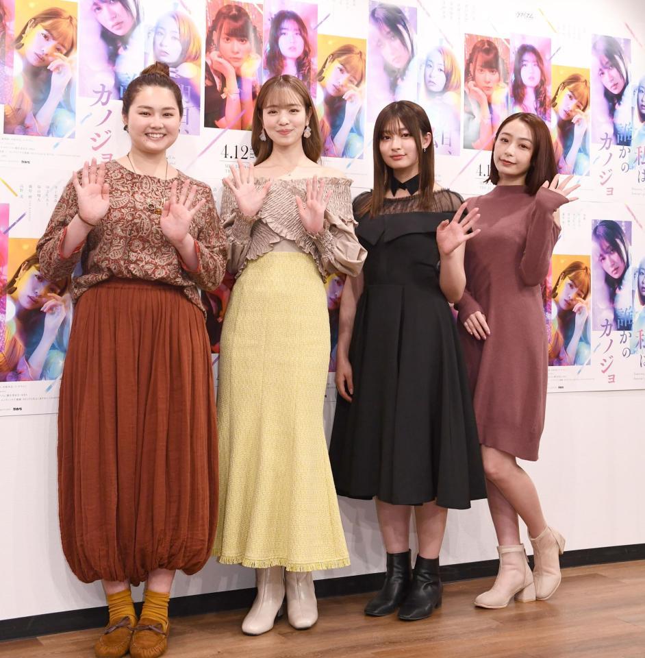 　手を振る（左から）箭内夢菜、横田真悠、吉川愛、宇垣美里＝都内（撮影・園田高夫）