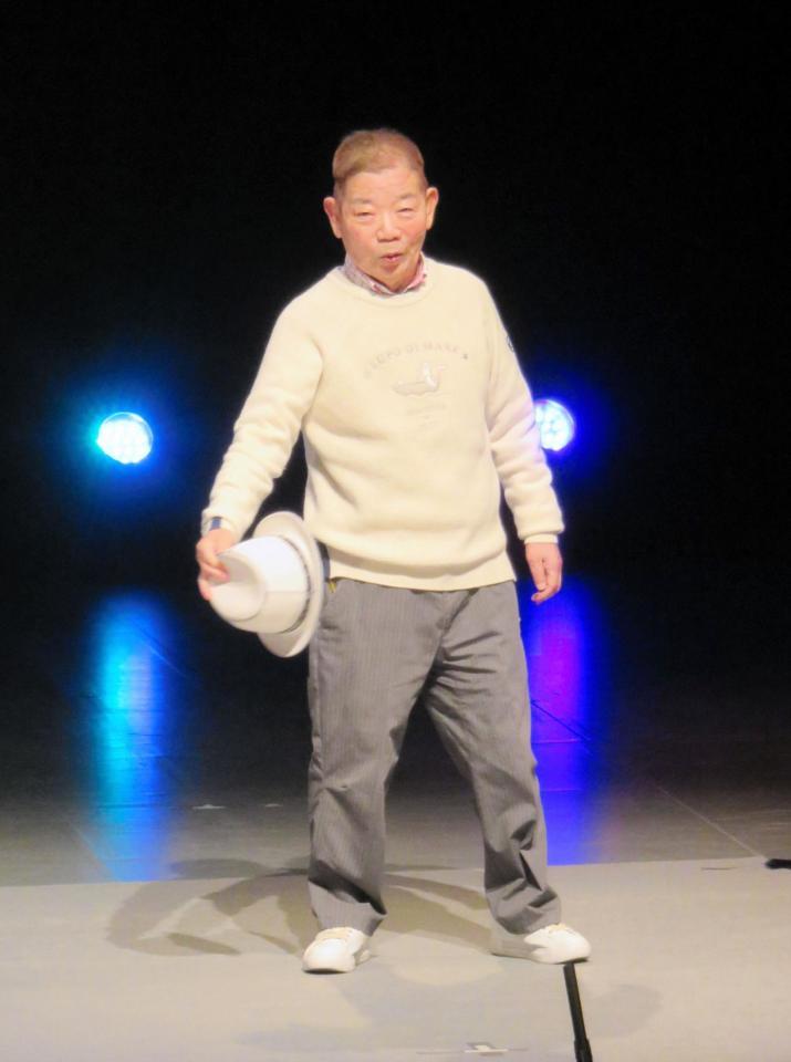 　私服姿でランウェイを歩く池乃めだか＝大阪市内