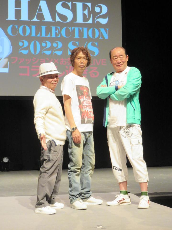 モデルっぽくポーズを決める（左から）池乃めだか、長谷川宏、島田一の介＝大阪市内