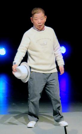 　私服姿でランウェイを歩く池乃めだか