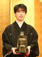 　王将盾を手に笑顔をみせる藤井聡太王将＝東京ドームホテル（撮影・三好信也）