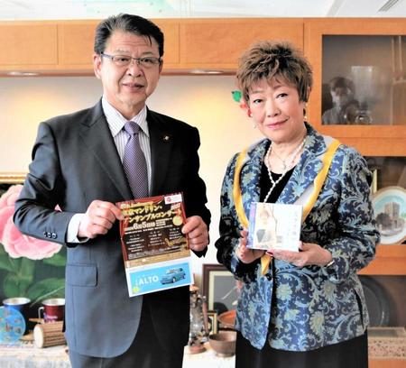 　伊東市の小野達也市長（左）を表敬訪問した秋元順子