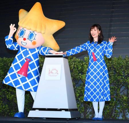 　ソラカラちゃん（左）と点灯式を行った福原遥（撮影・棚橋慶太）