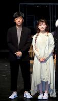 　舞台「首切り王子と愚かな女」の初日取材会に出席した蓬莱竜太氏（左）と伊藤沙莉＝２０２１年６月