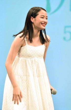 　白のワンピースで登場した広瀬すず（撮影・佐藤厚）