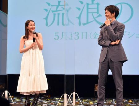 　Ｗ主演を務めた広瀬すず（左）と松坂桃李（撮影・佐藤厚）