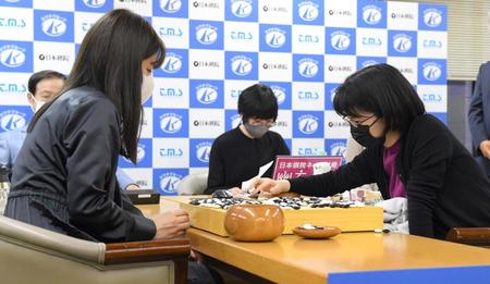 　第１局で藤沢里菜女流名人（左）に敗れた仲邑菫二段（撮影・伊藤笙子）