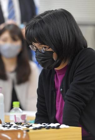 　「第３３期女流名人戦三番勝負」第１局で藤沢里菜女流名人に敗れた仲邑菫二段（撮影・伊藤笙子）