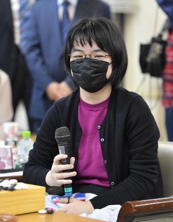 　記者の質問に思わず笑みを浮かべる仲邑菫二段（撮影・伊藤笙子）