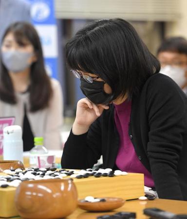 　「第３３期女流名人戦三番勝負」第１局で藤沢里菜女流名人に敗れた仲邑菫二段（撮影・伊藤笙子）