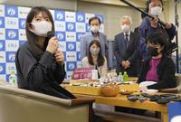 　「第３３期女流名人戦三番勝負」第１局に勝ち、仲邑菫二段（右）との対戦の感想を語る藤沢里菜女流名人（撮影・伊藤笙子）