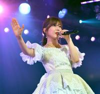 　卒業ドレスをまとい歌唱する宮崎美穂（Ｃ）ＡＫＢ４８