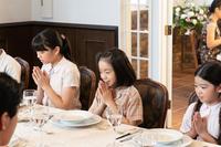初めてのきれいなレストランで胸躍らせる暢子（稲垣来泉・中央）、姉の良子（土屋希乃）、妹の歌子（布施愛織）