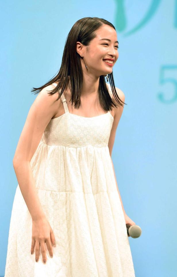 　白のワンピースで登場した広瀬すず（撮影・佐藤厚）