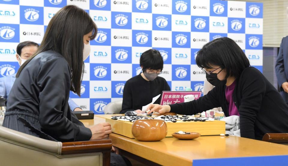 　第１局で藤沢里菜女流名人（左）に敗れた仲邑菫二段（撮影・伊藤笙子）