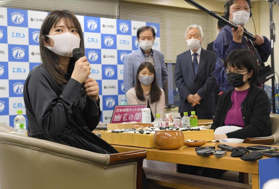 　「第３３期女流名人戦三番勝負」第１局に勝ち、仲邑菫二段（右）との対戦の感想を語る藤沢里菜女流名人（撮影・伊藤笙子）