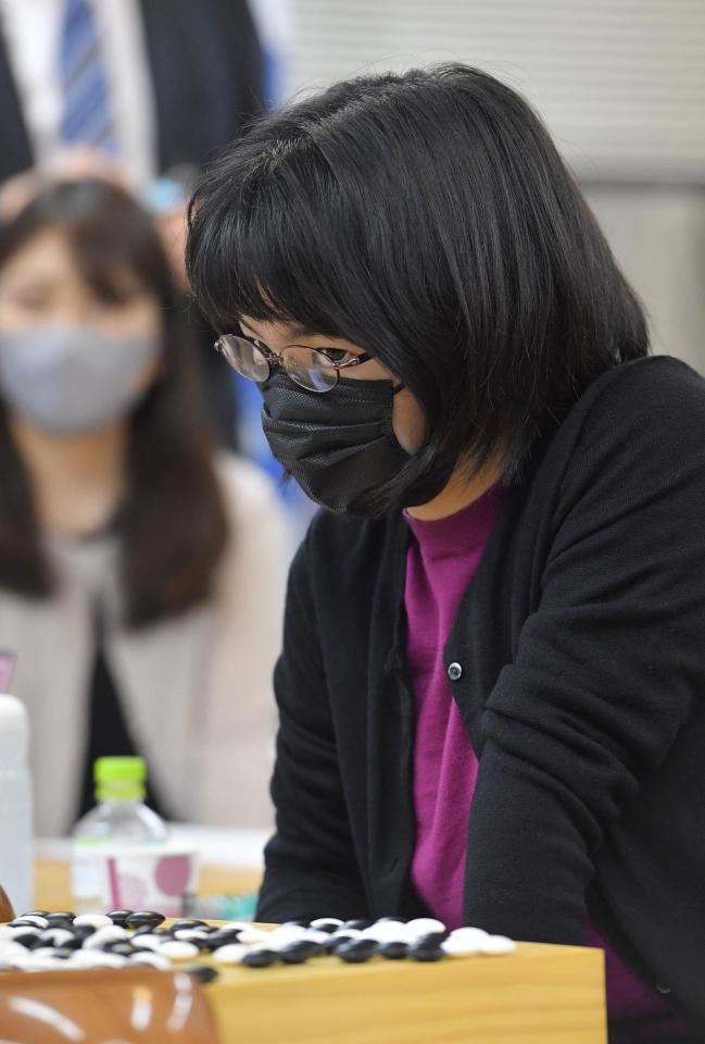 　「第３３期女流名人戦三番勝負」第１局で藤沢里菜女流名人に敗れた仲邑菫二段（撮影・伊藤笙子）