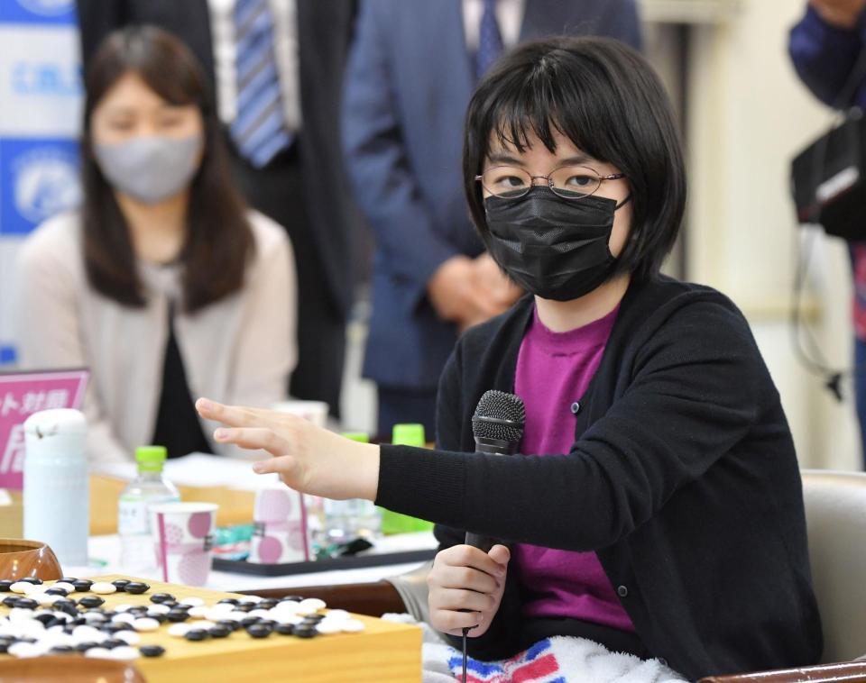 　対局を振り返る仲邑菫二段（撮影・伊藤笙子）