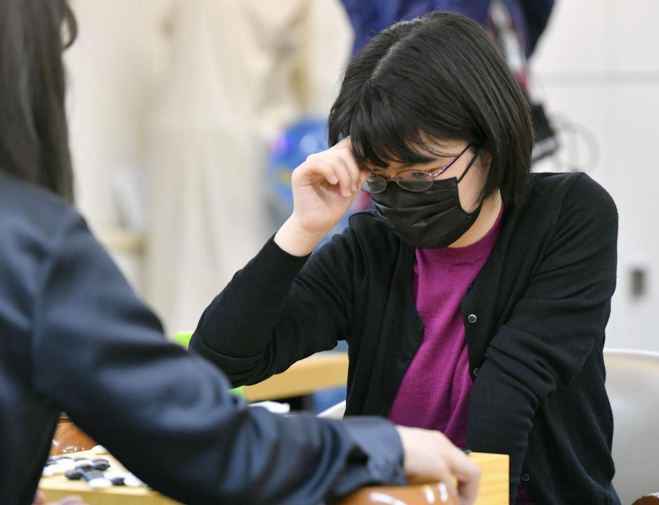 　「第３３期女流名人戦三番勝負」第１局で藤沢里菜女流名人に敗れた仲邑菫二段（撮影・伊藤笙子）