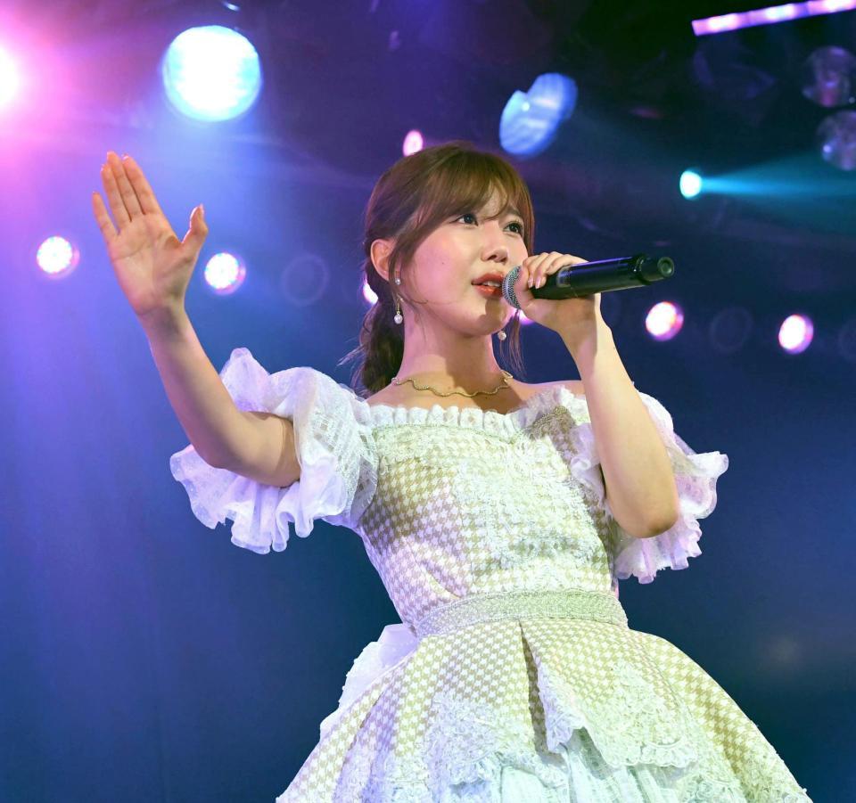 　卒業ドレスをまとい歌唱する宮崎美穂（Ｃ）ＡＫＢ４８