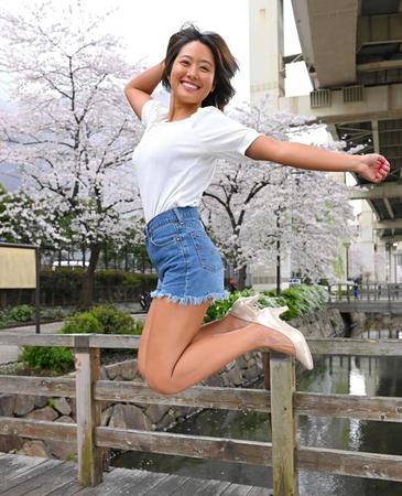 　元気いっぱいにポーズを決める白波瀬海来（撮影・棚橋慶太）