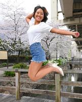 　元気いっぱいにポーズを決める白波瀬海来（撮影・棚橋慶太）