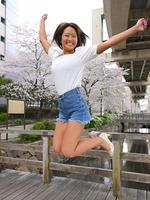 　元気いっぱいにポーズを決める白波瀬海来（撮影・棚橋慶太）