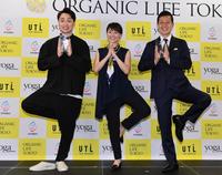 　ベストオブヨギ２０２２を受賞した（左から）児嶋一哉、Ｂ-ｌｉｆｅのＭａｒｉｋｏ、Ｔｏｍｏｙａ＝３３３１　Ａｒｔｓ　Ｃｈｉｙｏｄａ（撮影・三好信也）