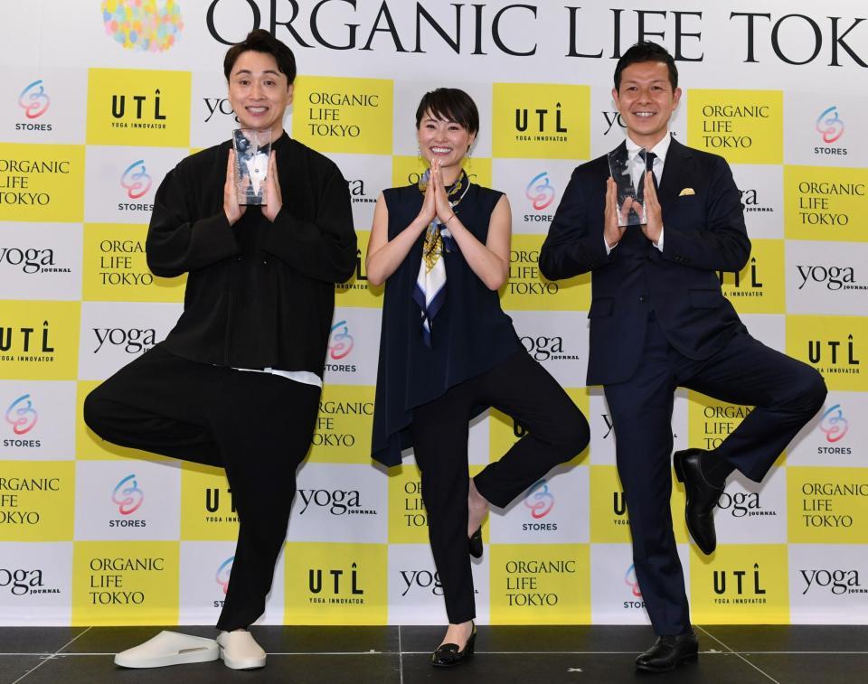 　ベストオブヨギ２０２２を受賞した（左から）児嶋一哉、Ｂ-ｌｉｆｅのＭａｒｉｋｏ、Ｔｏｍｏｙａ＝３３３１　Ａｒｔｓ　Ｃｈｉｙｏｄａ（撮影・三好信也）