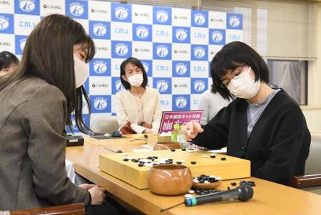 　藤沢里菜名人（左）との感想戦を行う仲邑菫二段＝東京・日本棋院（撮影・金田祐二）