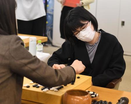 　感想戦で厳しい表情の仲邑菫二段＝東京・日本棋院（撮影・金田祐二）