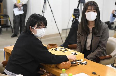 　藤沢里菜名人（右）に敗れた仲邑菫二段＝東京・日本棋院（撮影・金田祐二）