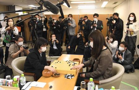 　報道陣の見守る中、感想戦を行う藤沢里菜名人（左）と仲邑菫二段＝東京・日本棋院（撮影・金田祐二）