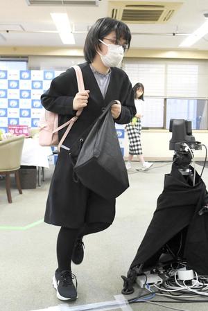 　会場を後にする仲邑菫二段＝東京・日本棋院（撮影・金田祐二）