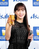 　ビールを手に笑顔の鷲見玲奈