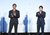 　客席とのトークで盛り上がる阿部寛（左）と安田顕＝東京・ＴＯＨＯシネマズ六本木ヒルズ（撮影・金田祐二）