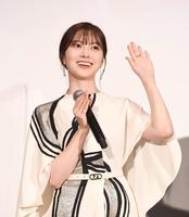 　客席のファンに手を振る白石麻衣＝都内（撮影・園田高夫）