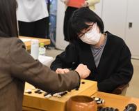 　感想戦で厳しい表情の仲邑菫二段＝東京・日本棋院（撮影・金田祐二）