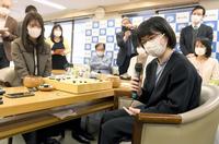 　藤沢里名人との対局を終え取材に応じる仲邑菫二段＝東京・日本棋院（撮影・金田祐二）