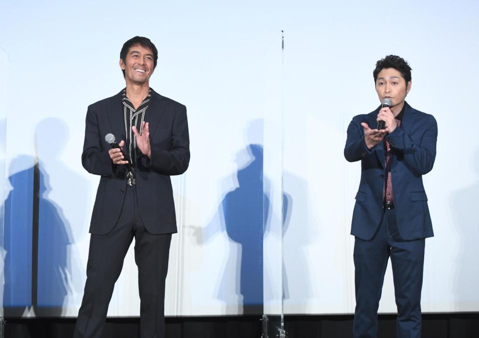 　客席とのトークで盛り上がる阿部寛（左）と安田顕＝東京・ＴＯＨＯシネマズ六本木ヒルズ（撮影・金田祐二）