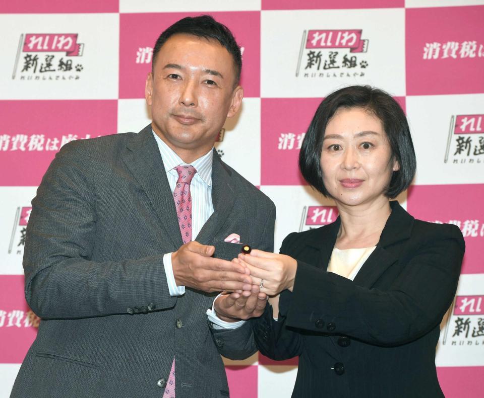 　櫛渕万里氏（右）に議員バッジを渡す山本太郎代表（撮影・金田祐二）