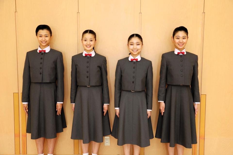 成績上位入学の今井柚希さん、伊藤亜優さん、永野春陽さん、澤野桜子さん（左から）