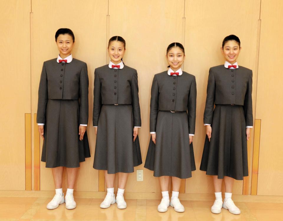 成績上位入学の今井柚希さん、伊藤亜優さん、永野春陽さん、澤野桜子さん（左から）