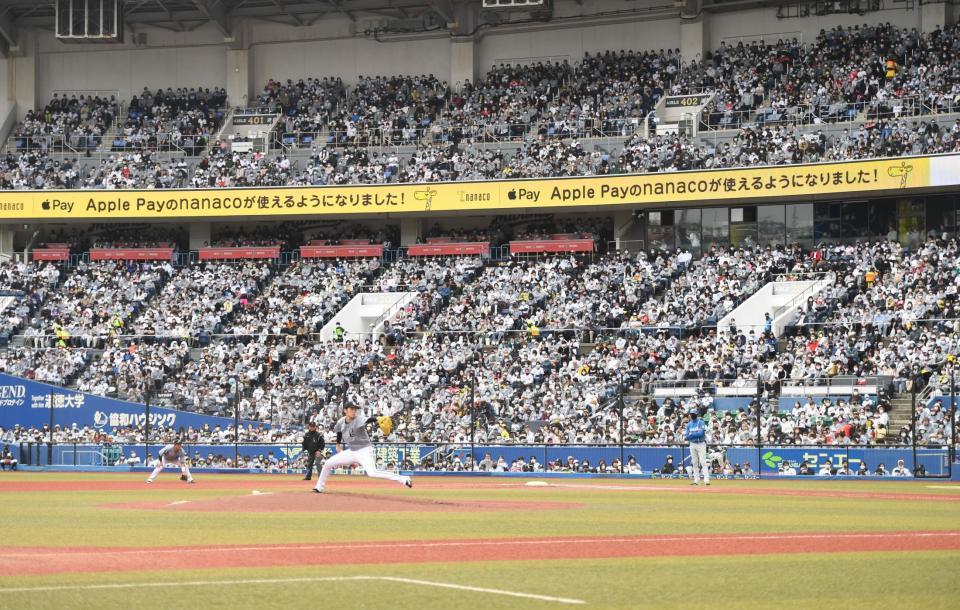 　スタンドを埋め尽くすファンの期待を背に力投する佐々木朗（撮影・開出牧）