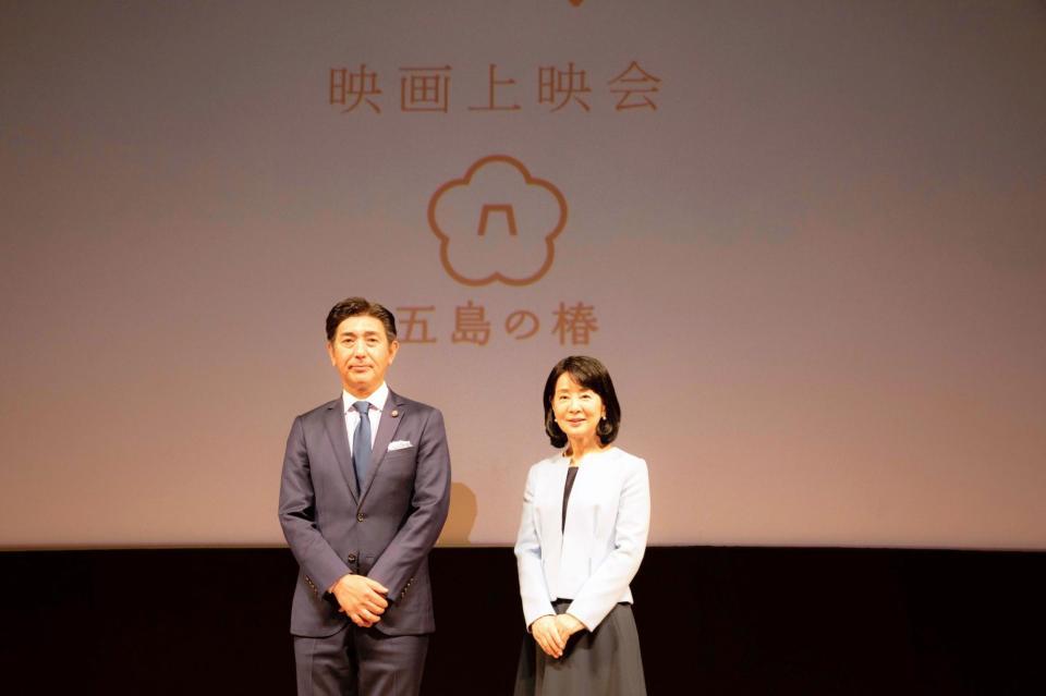 舞台あいさつした吉永小百合（右）と五島出身で企画者の松下財団代表理事・松下剛さん＝長崎県五島市内